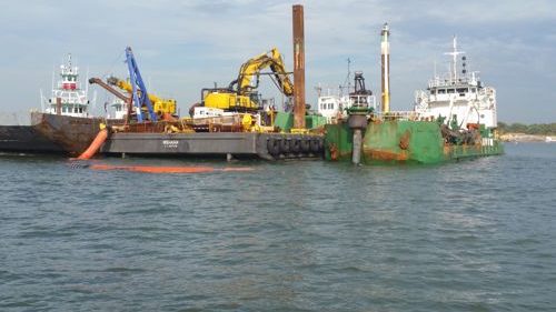 hopper-dredge-and-unloading-barge